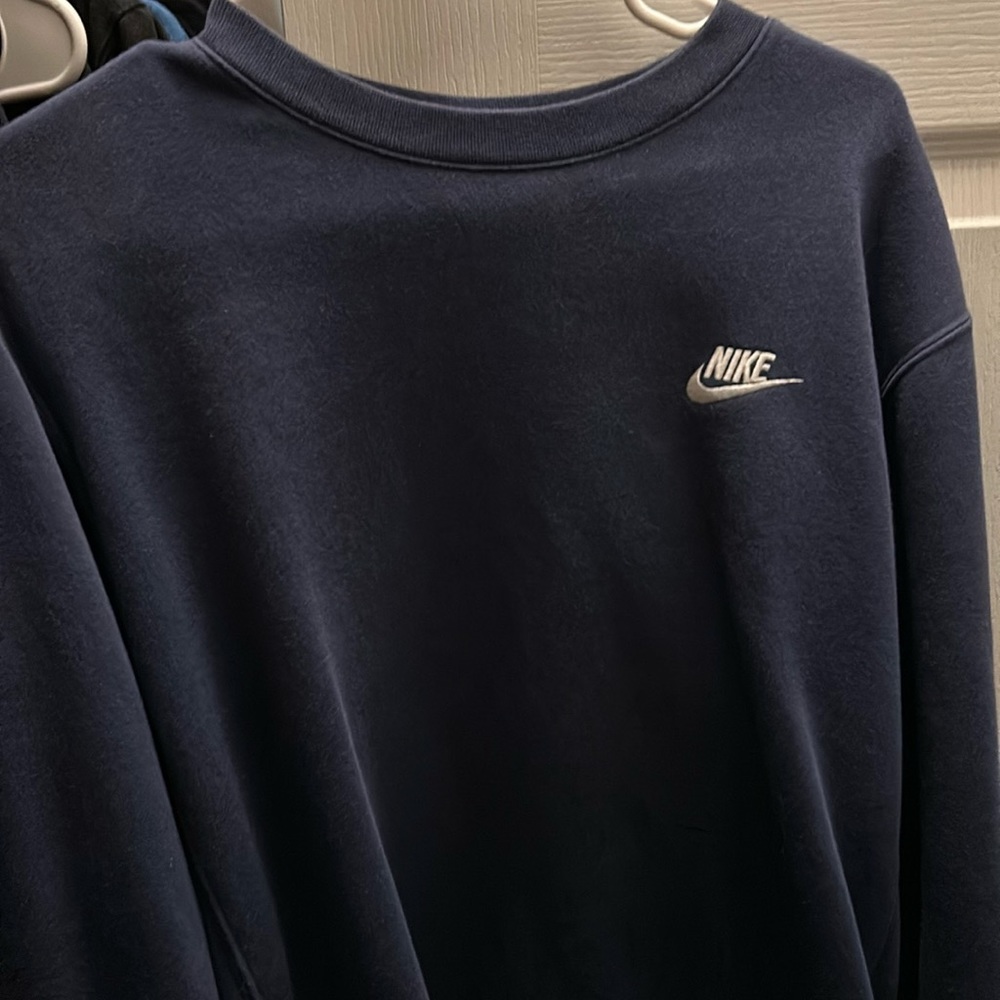 Nike crewneck in a dark blue color.